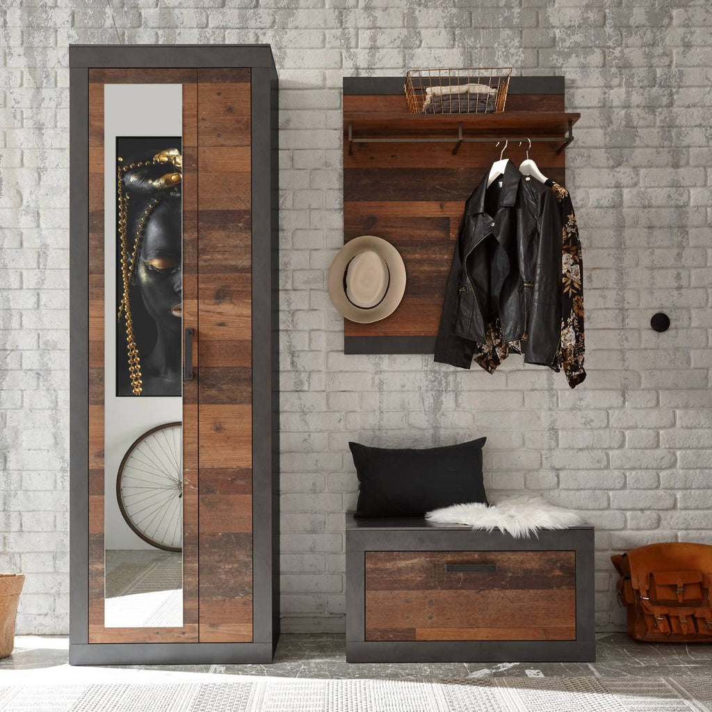 Flur & Diele, das Bild zeigt einen Garderobenschrank, Schuhschrank und einen Garderobenhaken mit Hutablage in Old-Style-Holz Optik