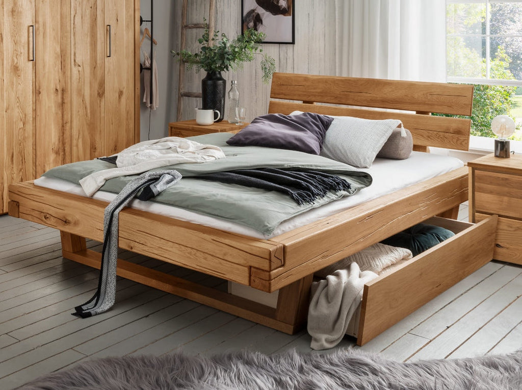 Balkenbett Lund Wildeiche mit Holzkopfteil und Holz-Kufen mit Bettkasten