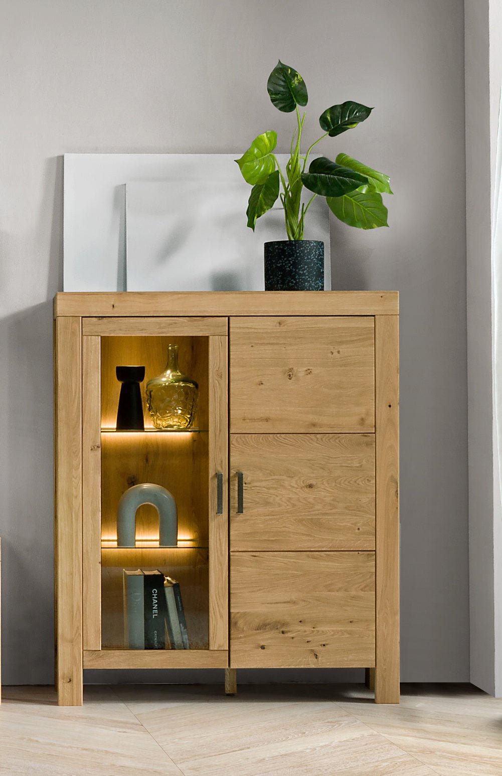 Vitrinenschrank Andria Eiche teilmassiv 112 cm – Empinio24